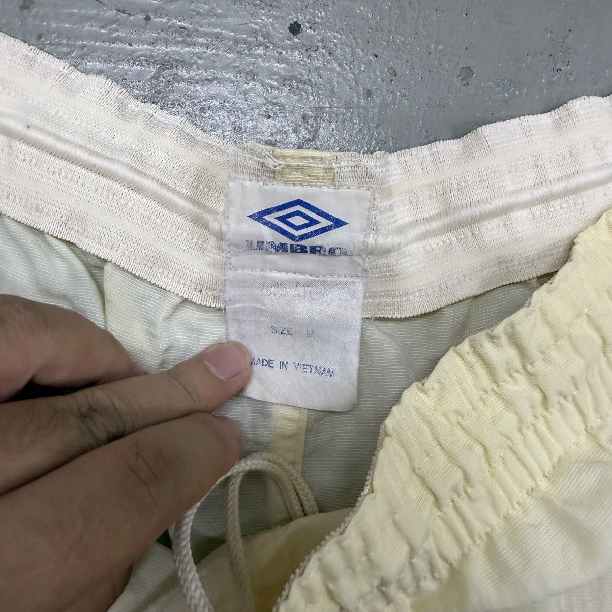 Umbro Vintage 90s Umbro Ajax shorts streetwear soccer size L Size US 31 - 6 Thumbnail