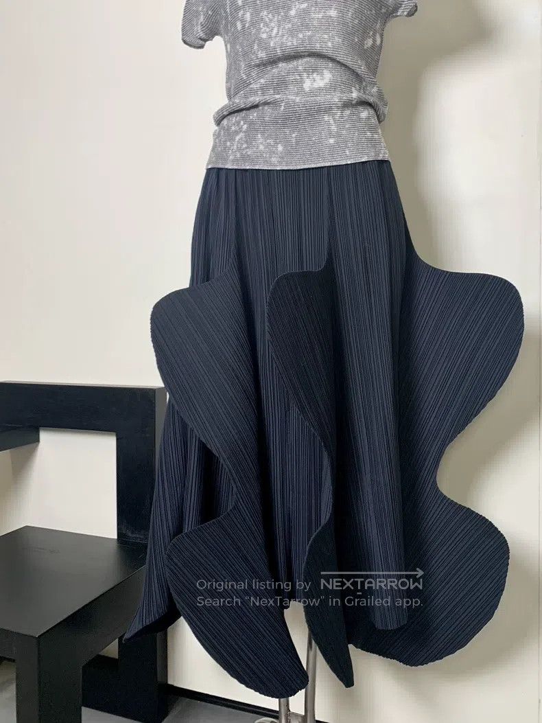 Issey Miyake Issey Miyake Black Floral Petal Ripple Skirt Size 25" / US 0 / IT 36 - 1 Thumbnail