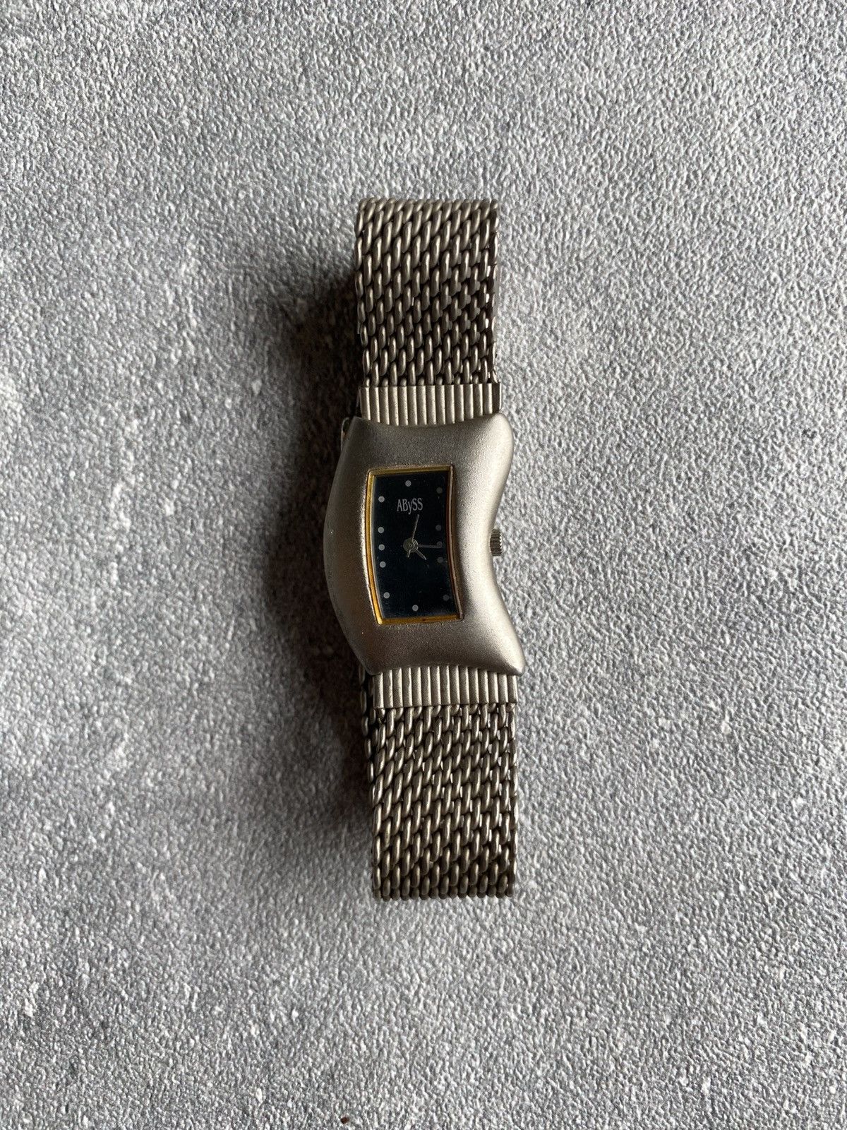 Vintage Vintage ABySS Curved Mess Watch Size ONE SIZE - 1 Thumbnail