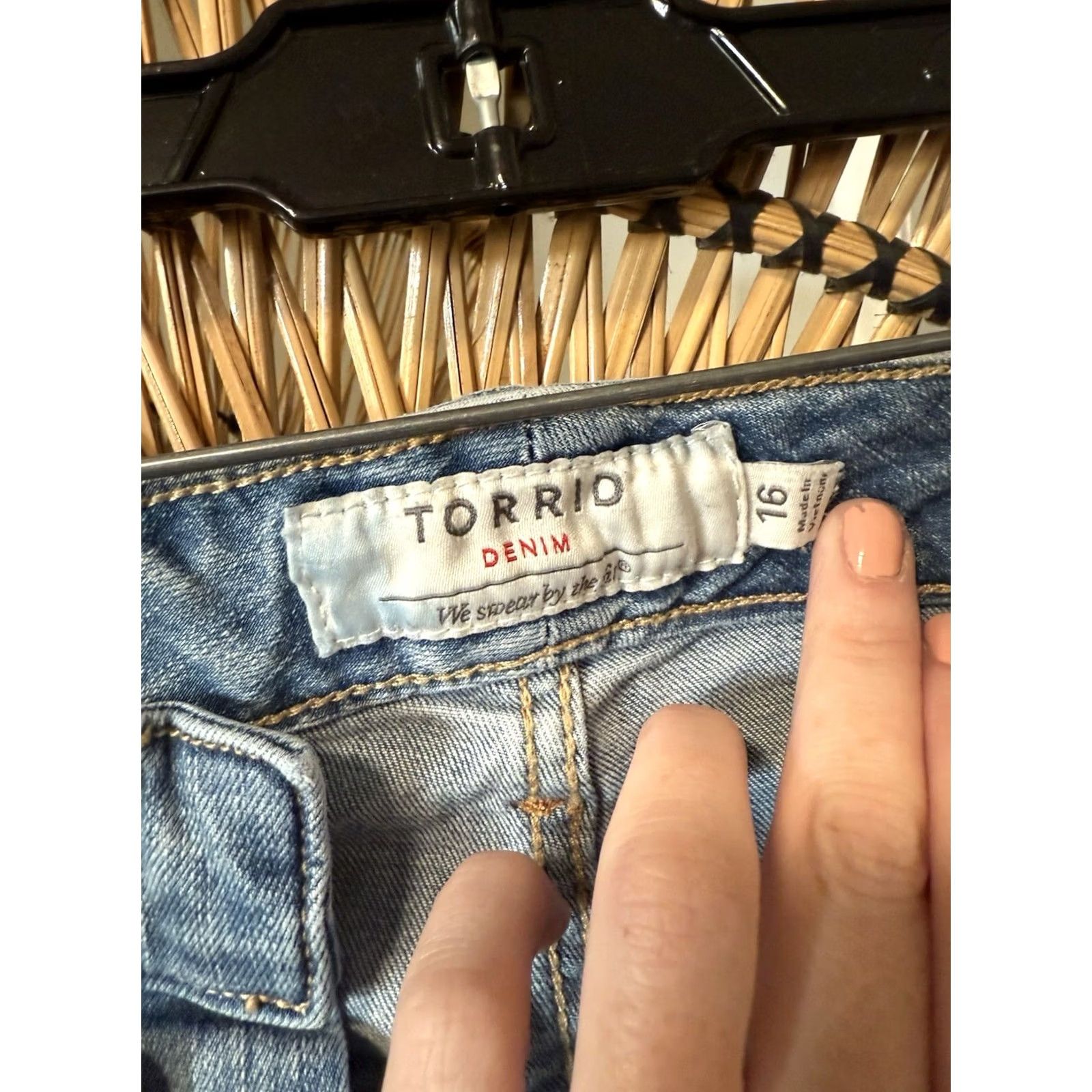 Torrid Torrid Girlfriend Crop Jeans 16 Light Wash EUC Womens Jeans Crop Blue 90s? Size 38" / US 16 / IT 52 - 7 Thumbnail