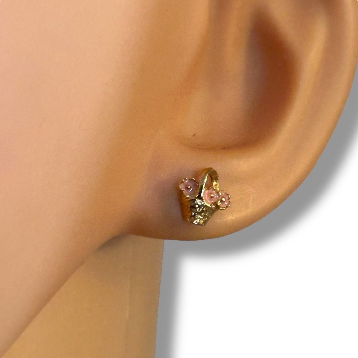 Vintage Vintage Avon gold tone bunnies and flower basket earrings Size ONE SIZE - 4 Thumbnail