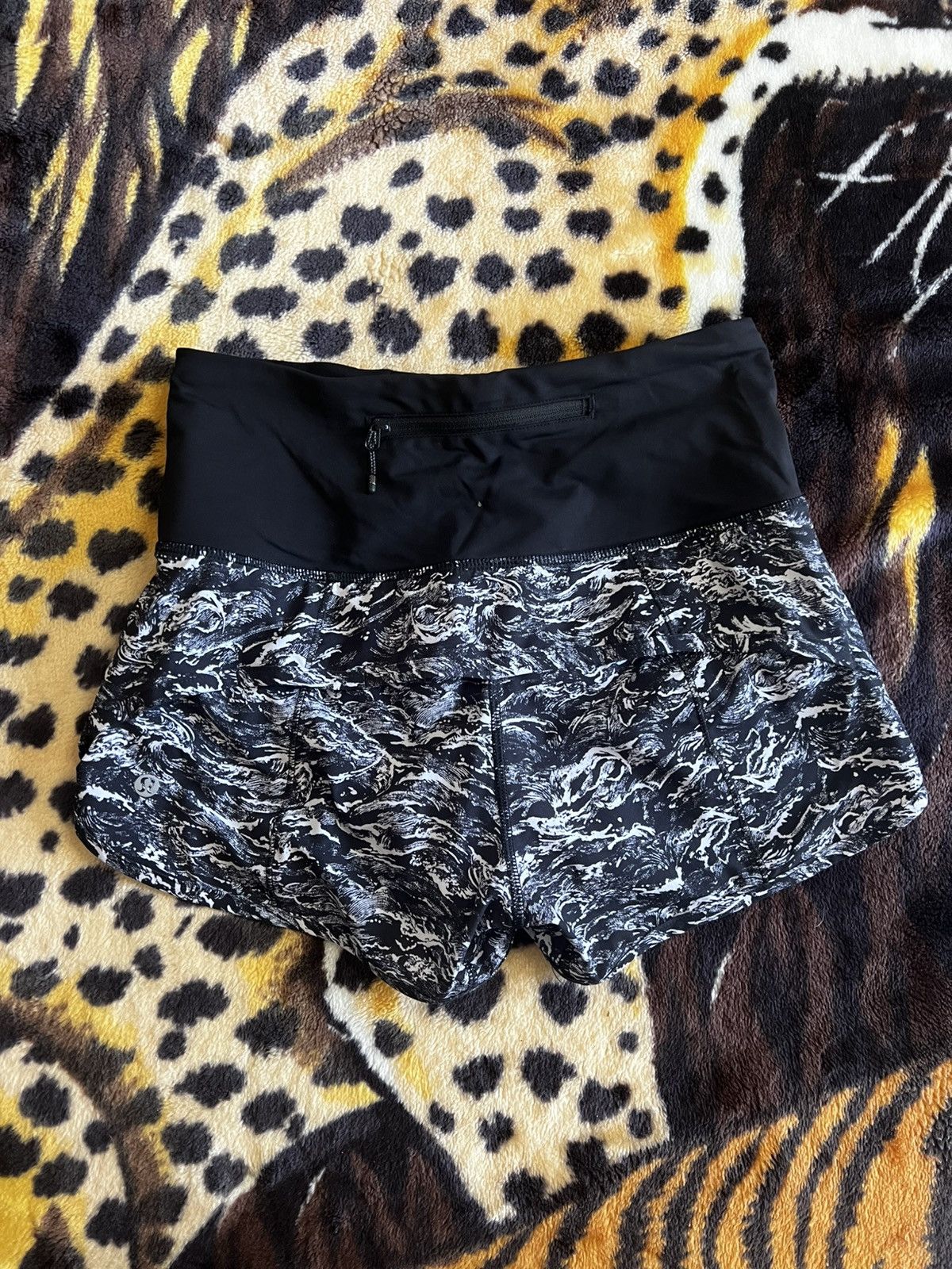 Lululemon Lululemon Activewear Women’s Shorts Size 27" / US 4 / IT 40 - 1 Thumbnail