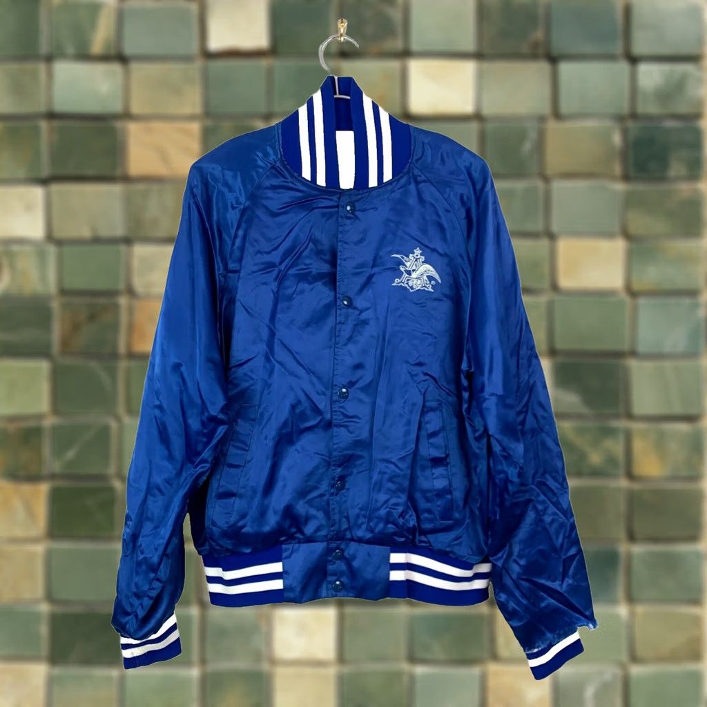 Vintage VINTAGE Trophy Sportswear 70s Anheuser Busch Satin Bomber Jacket Blue White Nylon Varsity L Mens 43" Repair طويلة Size US L / EU 52-54 / 3 - 1 Thumbnail