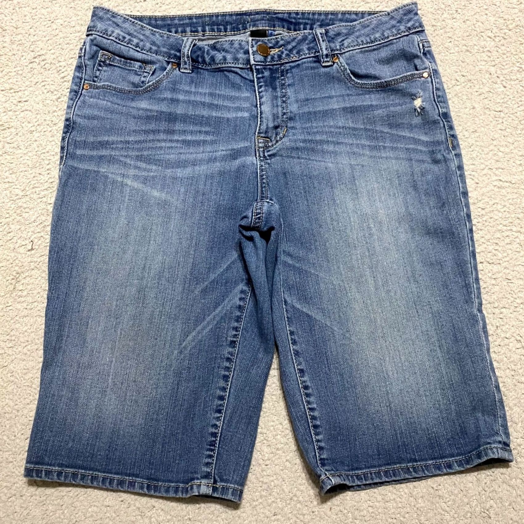 Apt. 9 Apt. 9 Womens 8 Bermuda Shorts Blue Denim Inseam 12" Mid Rise Distressed 5-Pocket Denim Bermuda Womens Size 8 Blue Modern Casual Shorts Womens Size 30" / US 8 / IT 44 - 2 Thumbnail