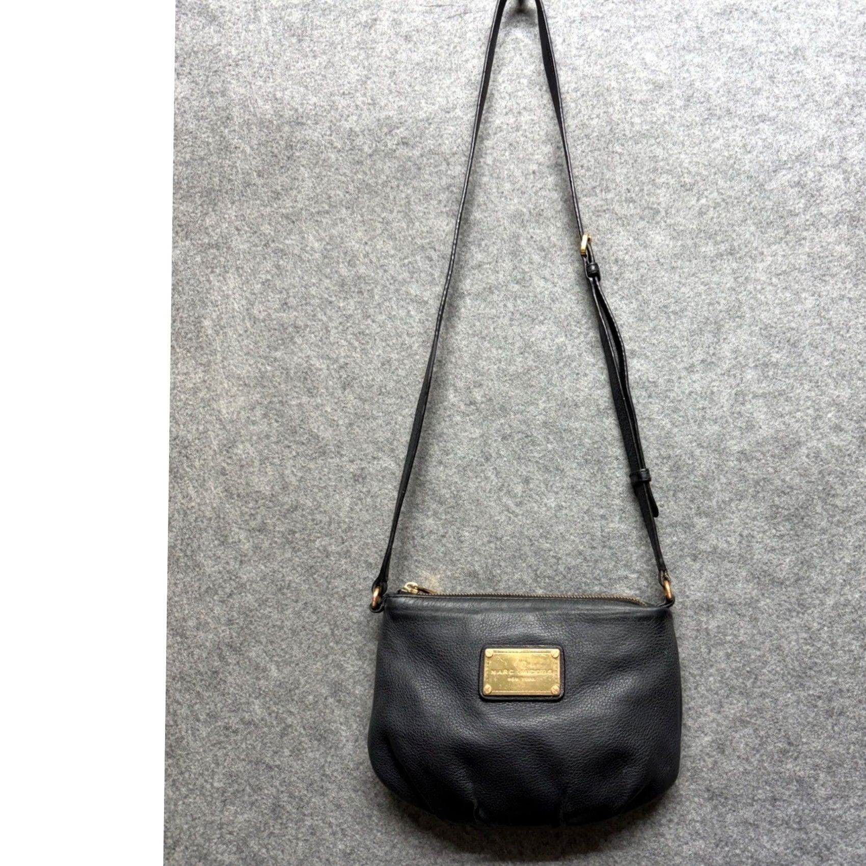 Marc Jacobs Marc Jacobs Black Pebbled Leather Crossbody Bag Gold Logo Plaque Small Jacket? Size ONE SIZE - 2 Thumbnail