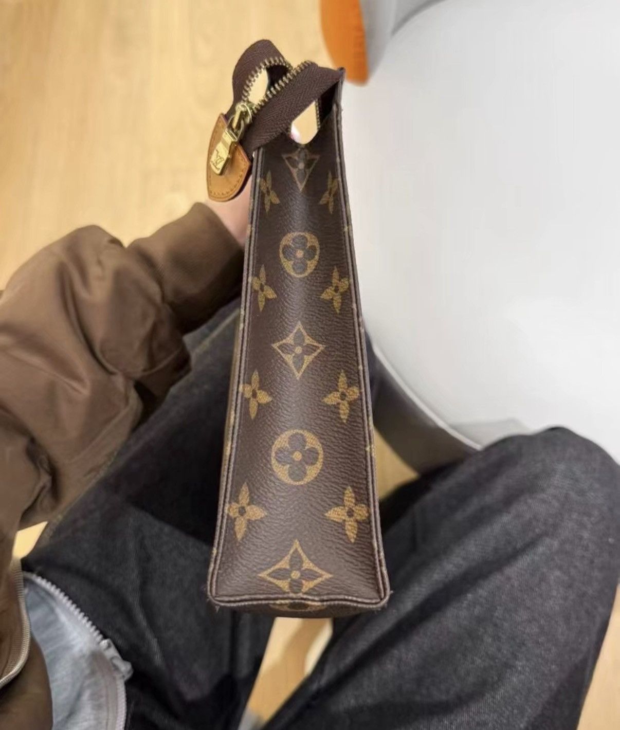 Louis Vuitton Louis Vuitton 26 Monogram Toiletry Pouch/Clutch. Size ONE SIZE - 8 Thumbnail