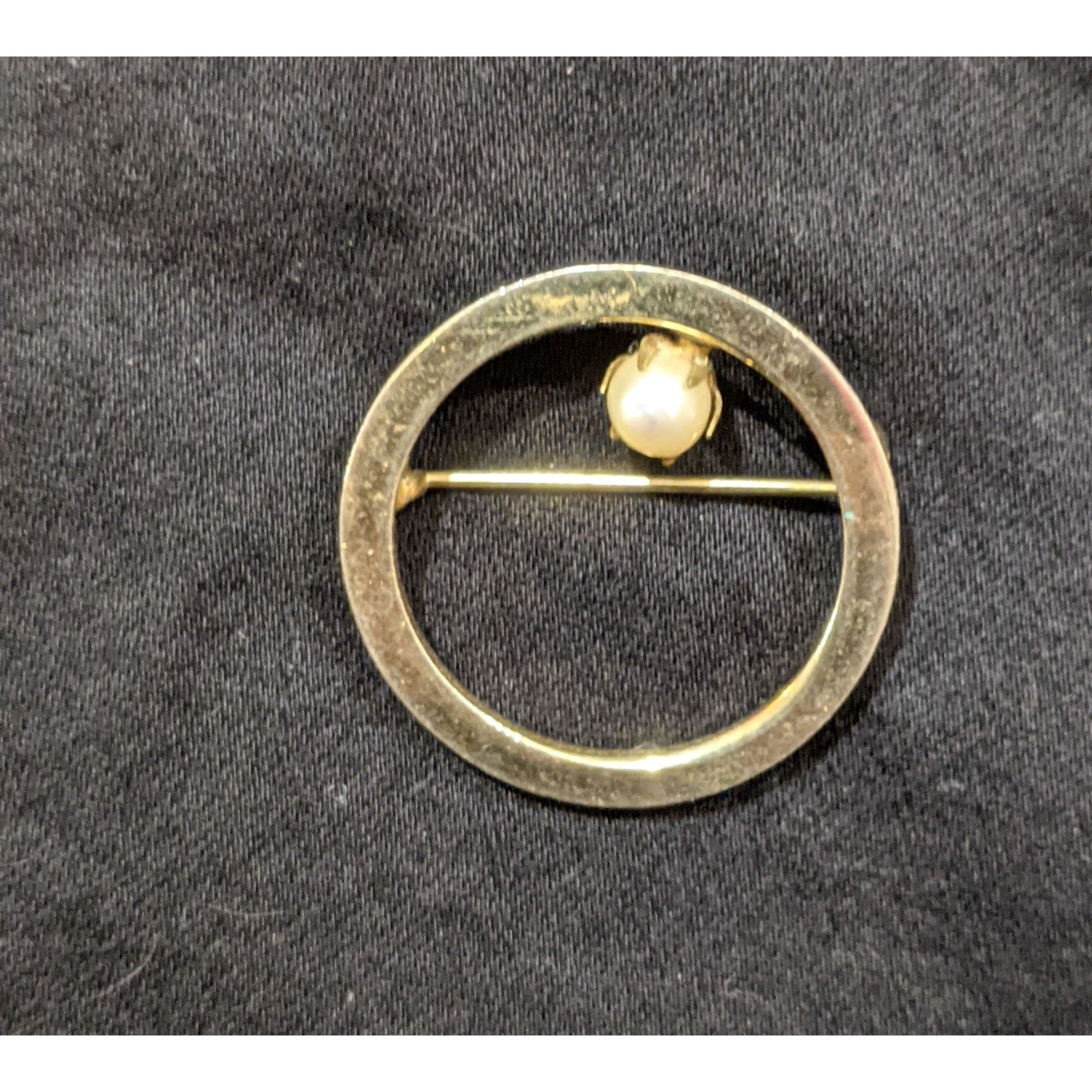 Other Vintage Gold Tone Open Circle Brooch With Pearl Size ONE SIZE - 1 Thumbnail