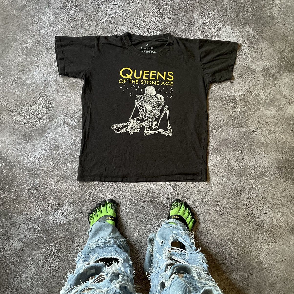 Vintage Vintage Y2K Queens Graphic Tee Faded Black Goth Wide Leg M Size US M / EU 48-50 / 2 - 1 Thumbnail