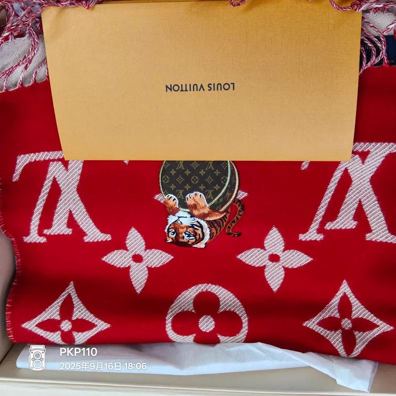 Louis Vuitton Louis Vuitton PRECIOUS TIGER Red Wool Scarf for the Year o Size ONE SIZE - 3 Thumbnail