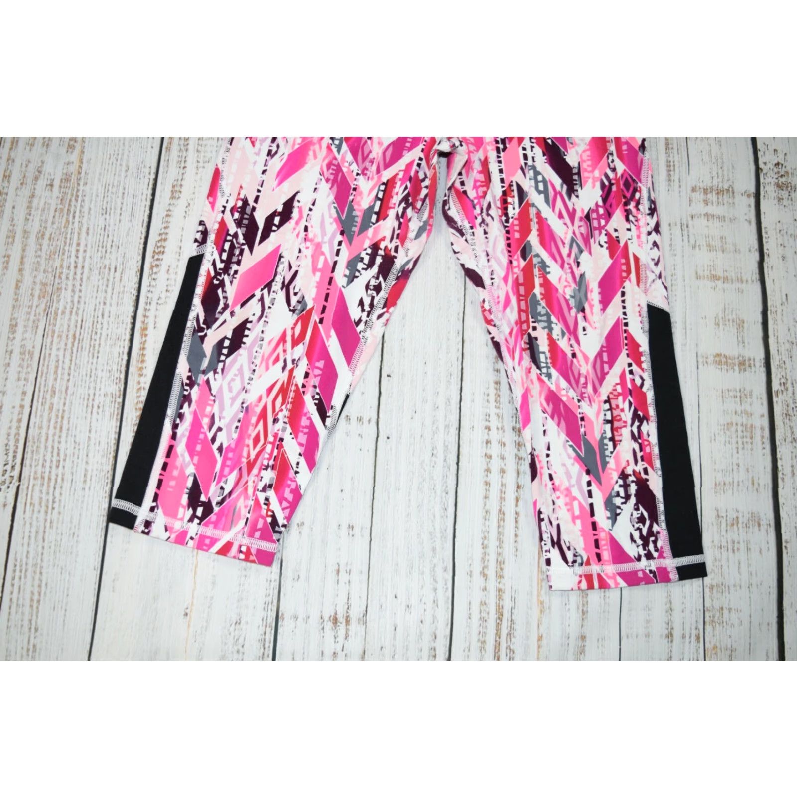 Victoria's Secret EUC VICTORIAS SECRET SPORT VSX KNOCKOUT LEGGINGS PINK GEOMETRIC SIZE SMALL CAPRI Size 28" / US 6 / IT 42 - 3 Thumbnail