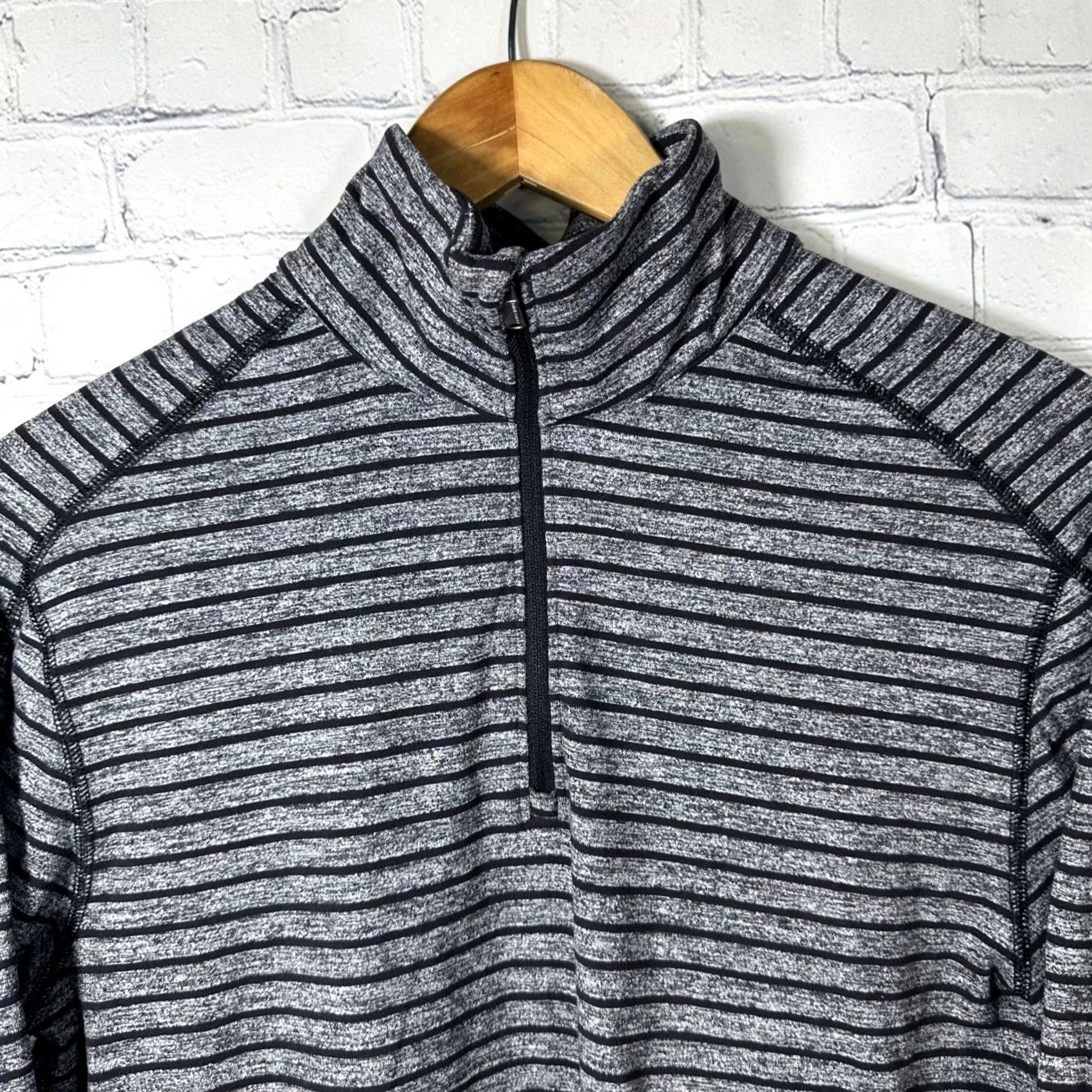 Lululemon Lululemon Mens Surge Warm Zip Pullover Grey Black Striped Size M Size US M / EU 48-50 / 2 - 2 Thumbnail