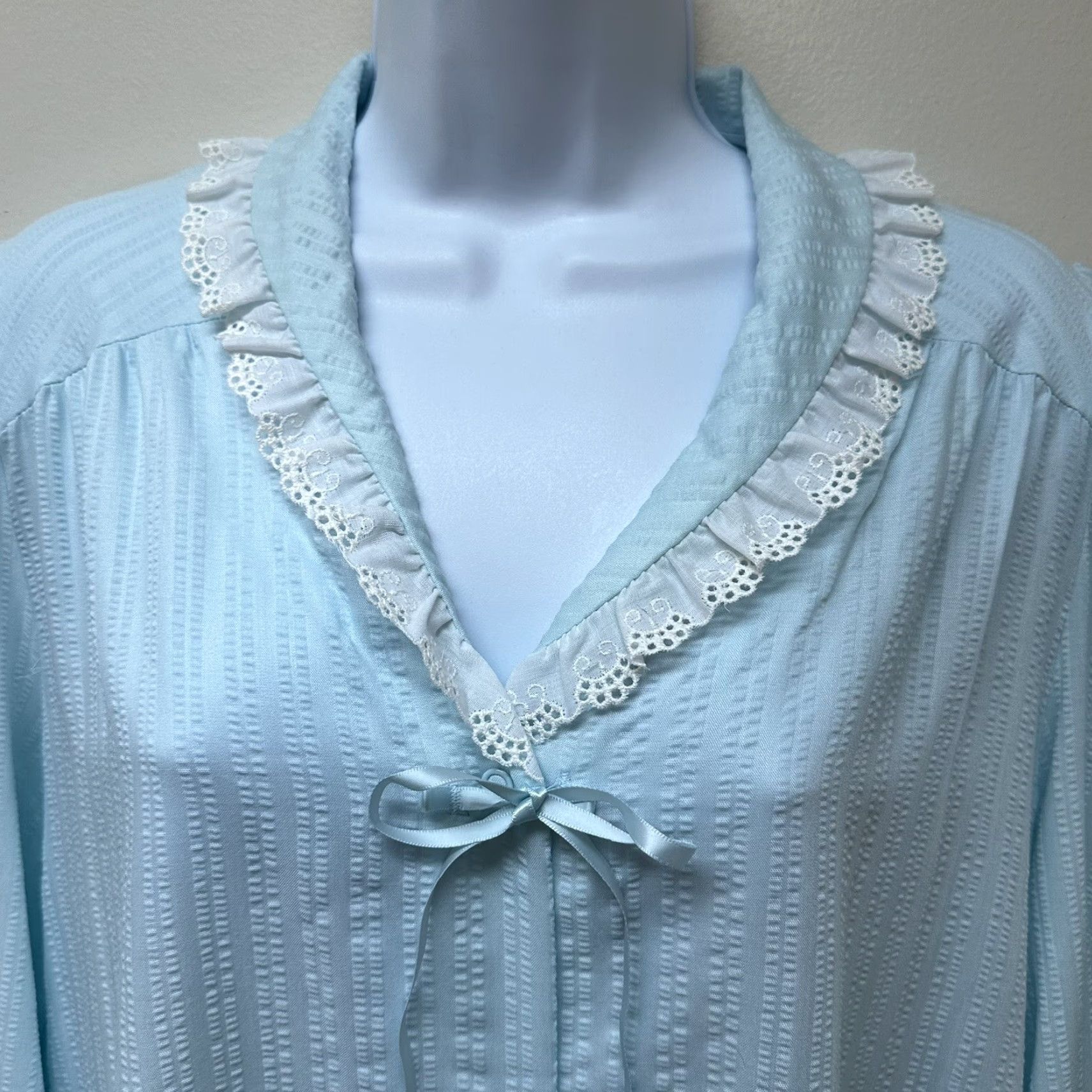 Vintage VINTAGE Miss Elaine Blue Lace Ruffle Housecoat Robe Snap Front L Union Made in USA NEW NOS Sh y Size ONE SIZE - 3 Thumbnail