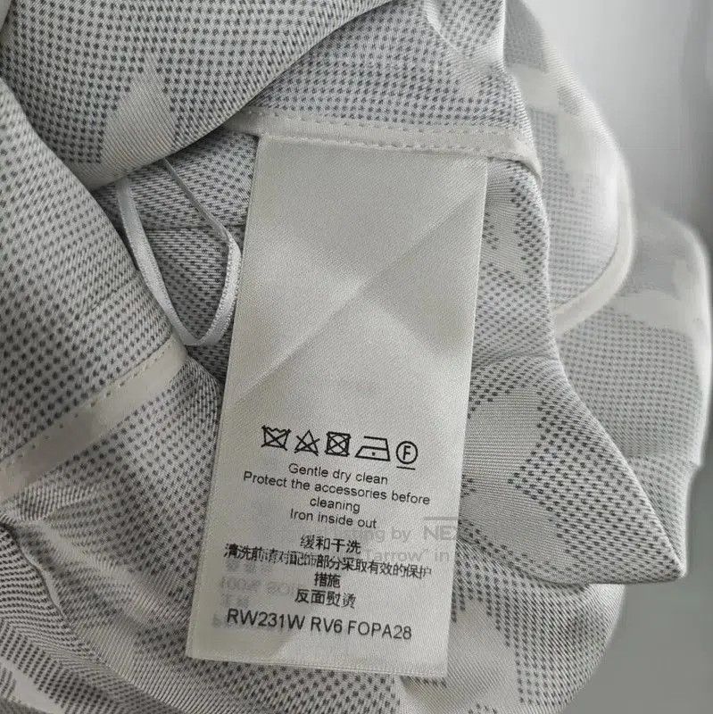 Louis Vuitton Louis Vuitton Women's White Silk Shorts . Size 23" - 4 Thumbnail