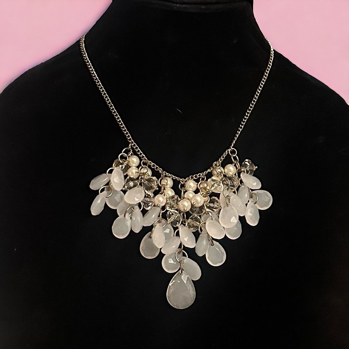 Other Gold tone white teardrop cluster bib necklace Size ONE SIZE - 1 Thumbnail