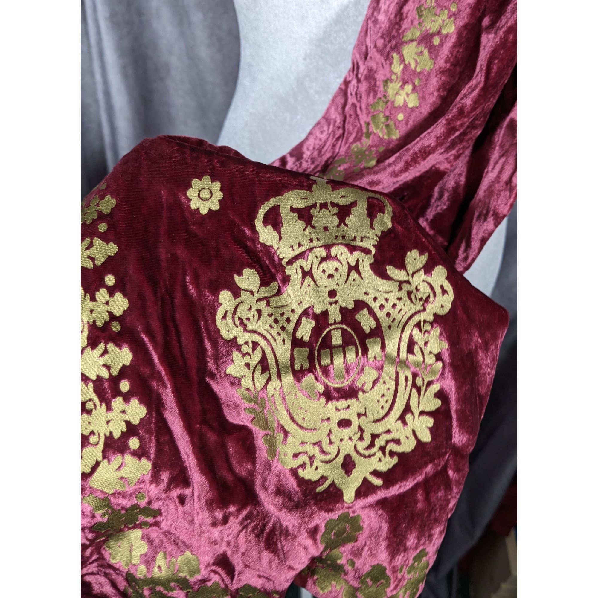 Other The Met Burgundy And Gold Velvet Royal Crest Scarf Size ONE SIZE - 11 Thumbnail