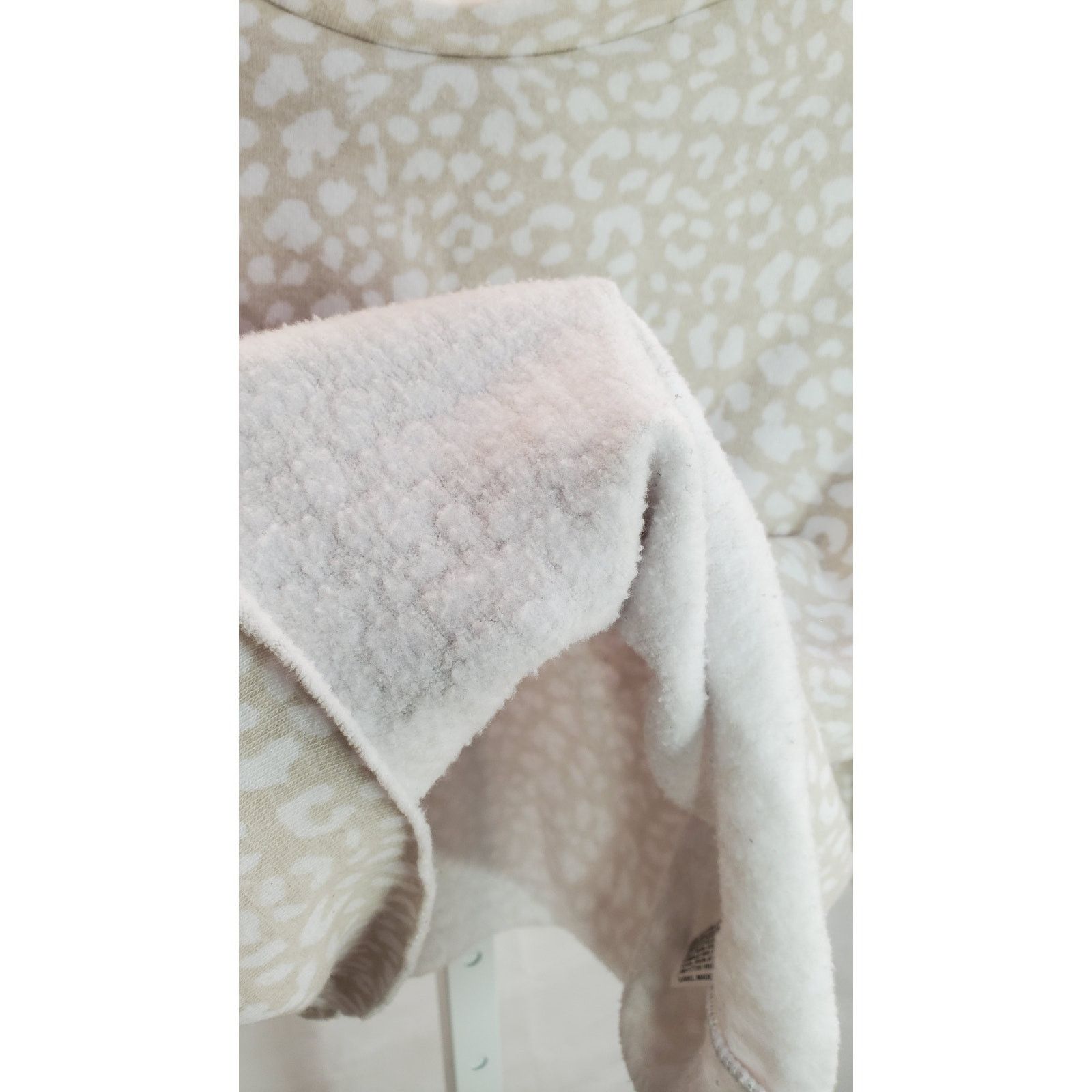 Other Colsie Tan Spotted Fleece Crop Sweater Medium Size M / US 6-8 / IT 42-44 - 6 Thumbnail