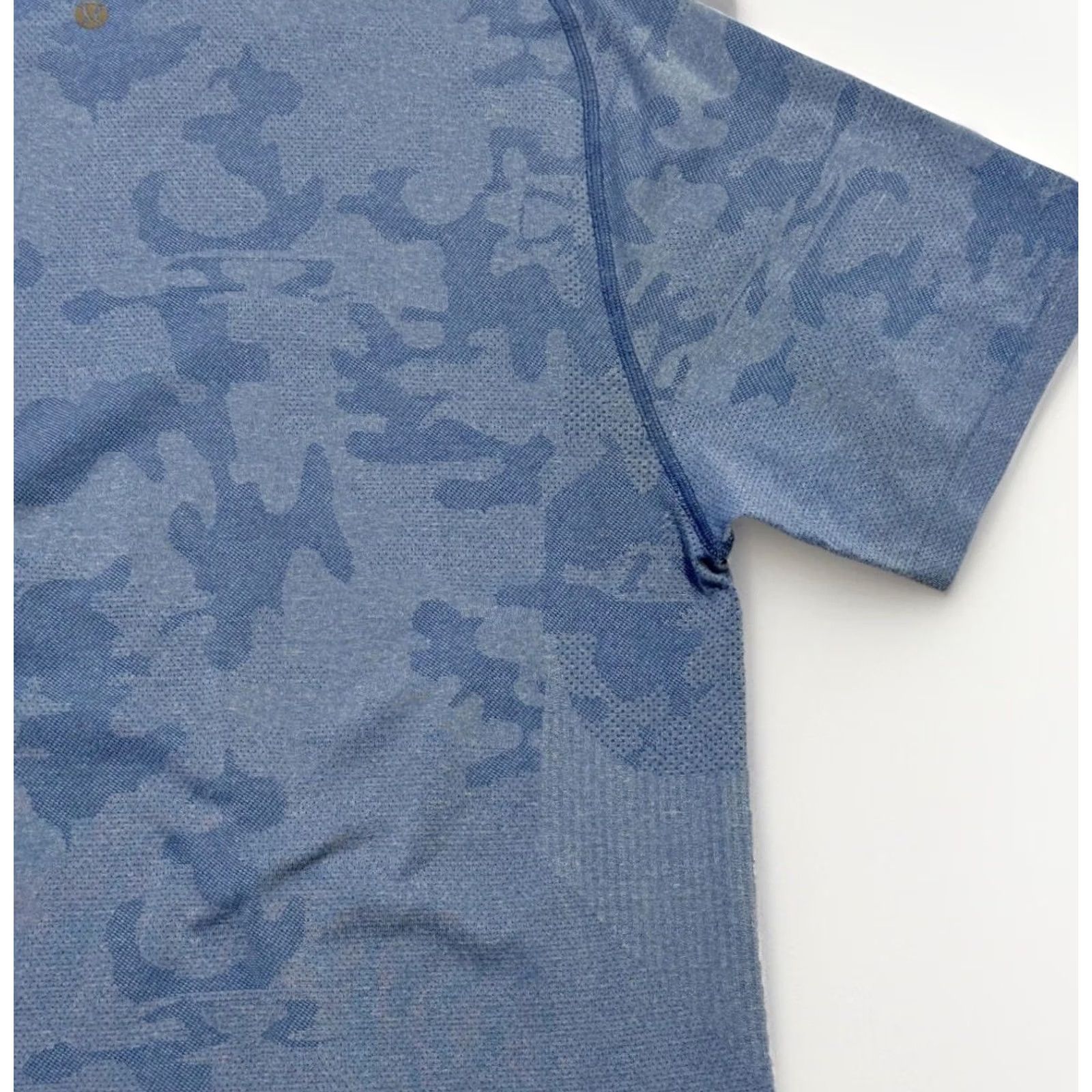 Lululemon Lululemon Shirt Mens Large Blue Camo Seamless Athletic Training Short Sleeve Size US L / EU 52-54 / 3 - 5 Thumbnail