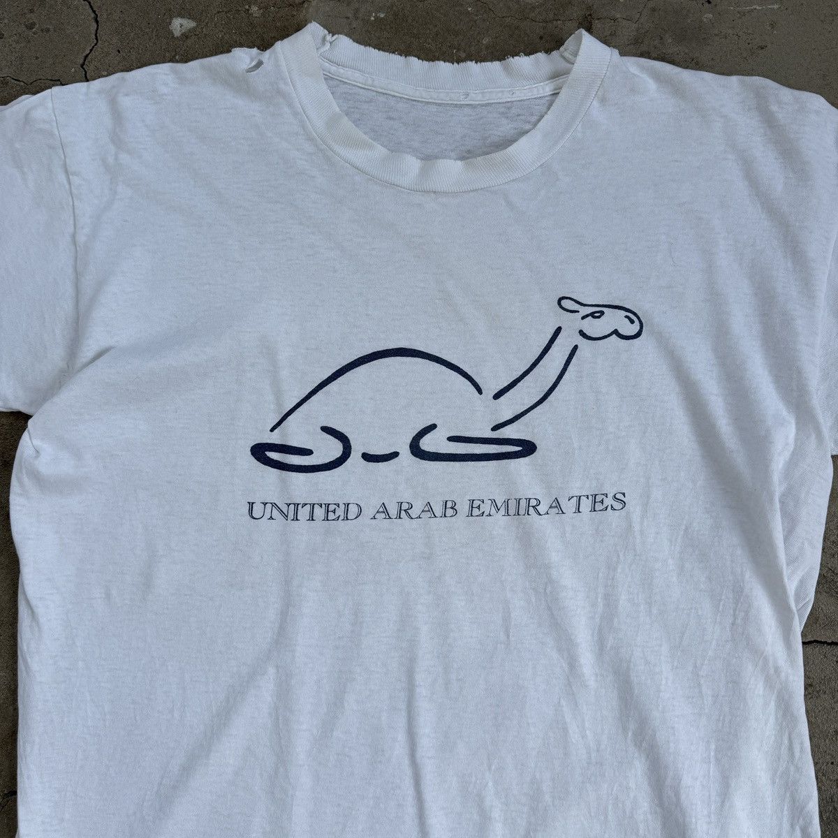 20471120 Vintage United Arab Emirates Distressed T-Shirt Size US L / EU 52-54 / 3 - 3 Thumbnail