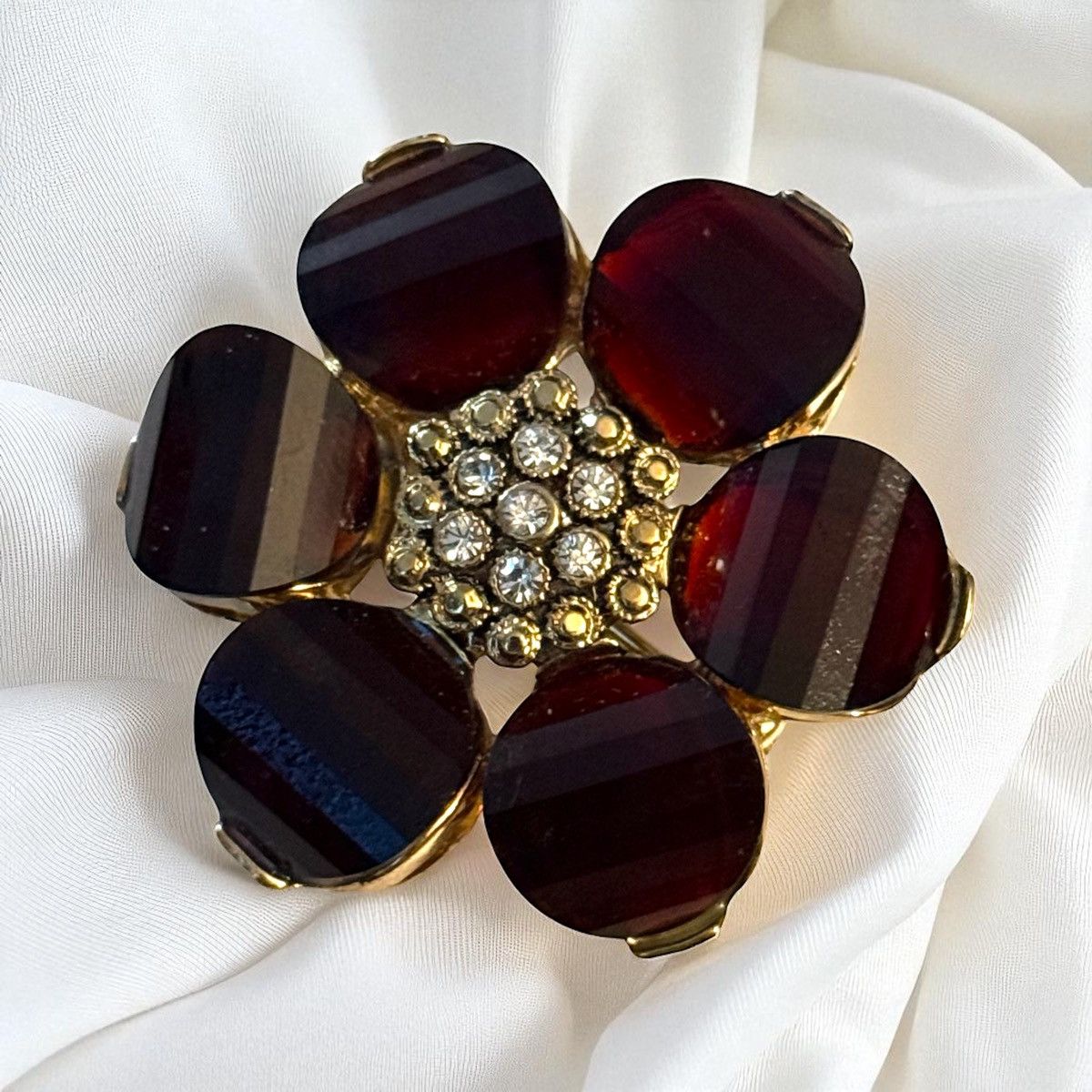 Vintage Vintage Trifari red gemstone floral brooch Size ONE SIZE - 1 Thumbnail