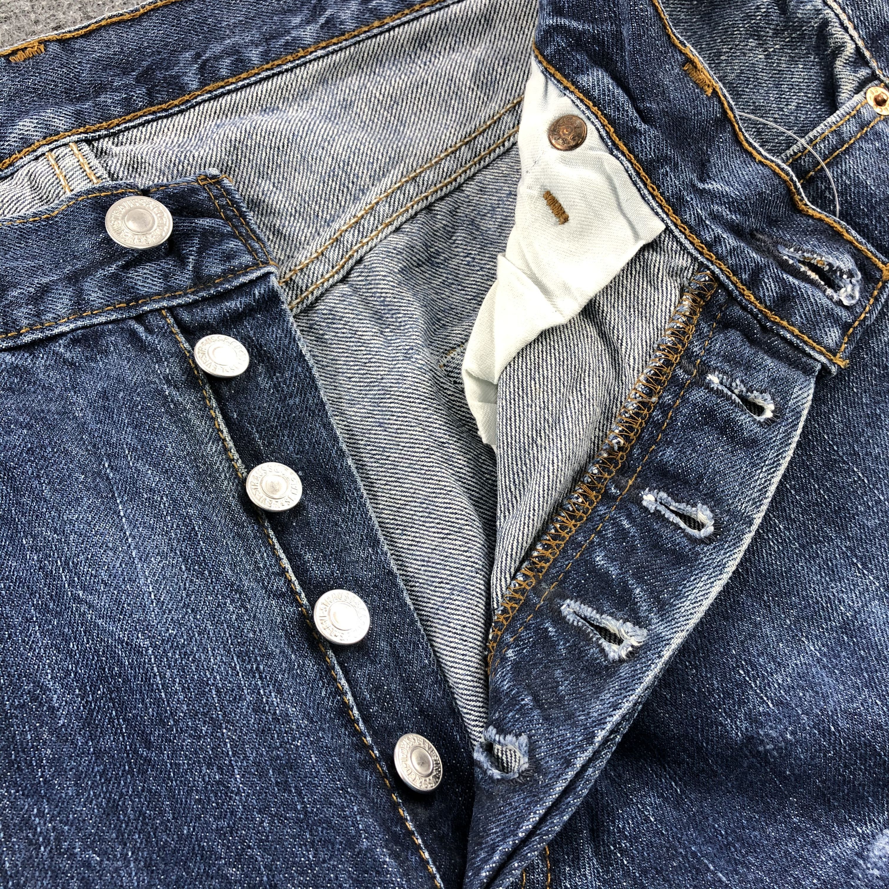Levi's Vintage Blue Wash Levis 501 Denim Jeans-JM958 Size US 33 - 8 Thumbnail