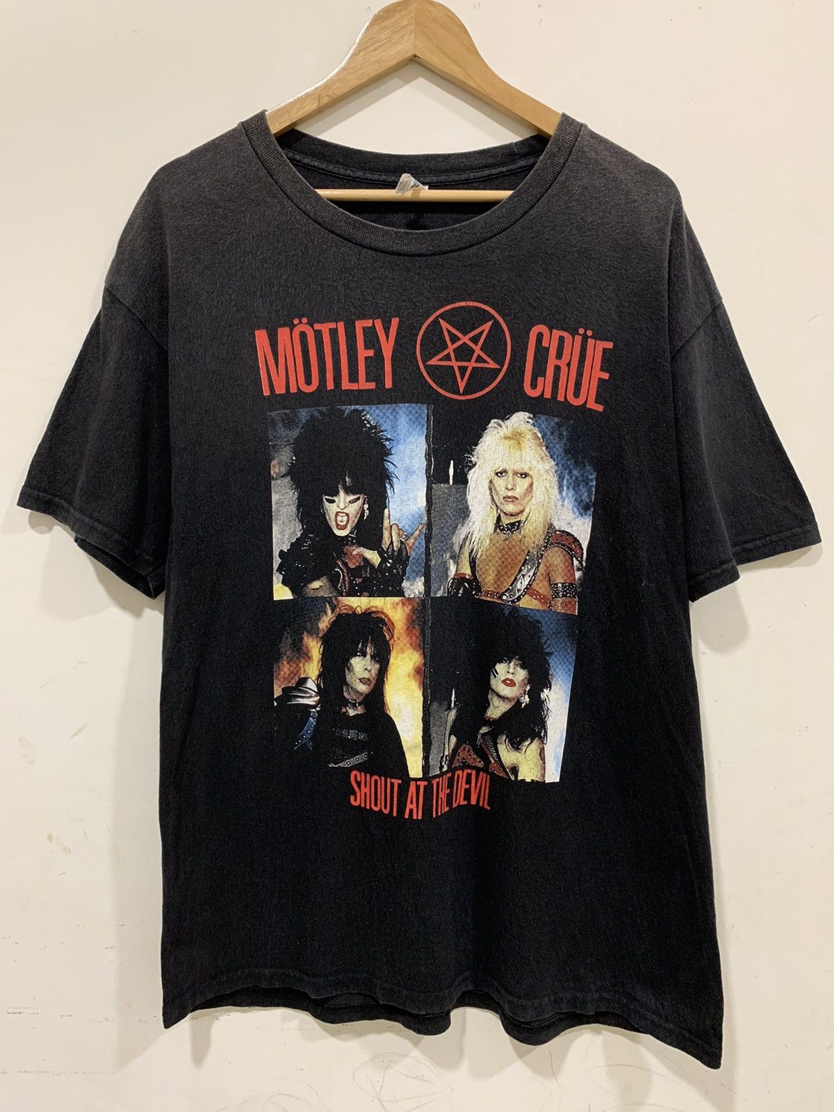 Band Tees Motley Crue SHOUT AT THE DEVIL Rock Band T-Shirt Size US L / EU 52-54 / 3 - 1 Thumbnail