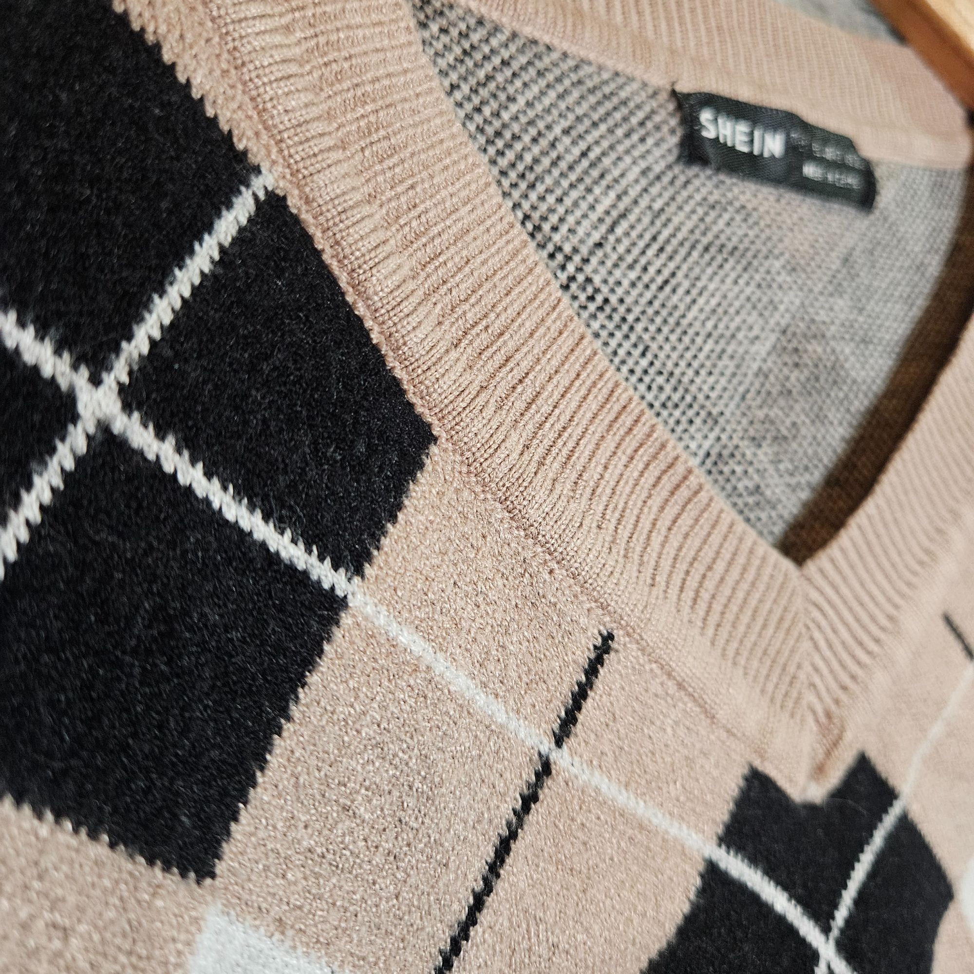 Shein Argyle V-Neck Sweater SHEIN Womens Beige & Black Knitted 8 L Size M / US 6-8 / IT 42-44 - 3 Thumbnail