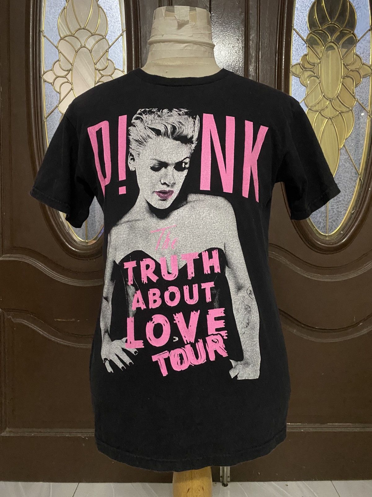 Other Vintage Pink “The Truth About Love Tour” tshirt Size US M / EU 48-50 / 2 - 1 Thumbnail