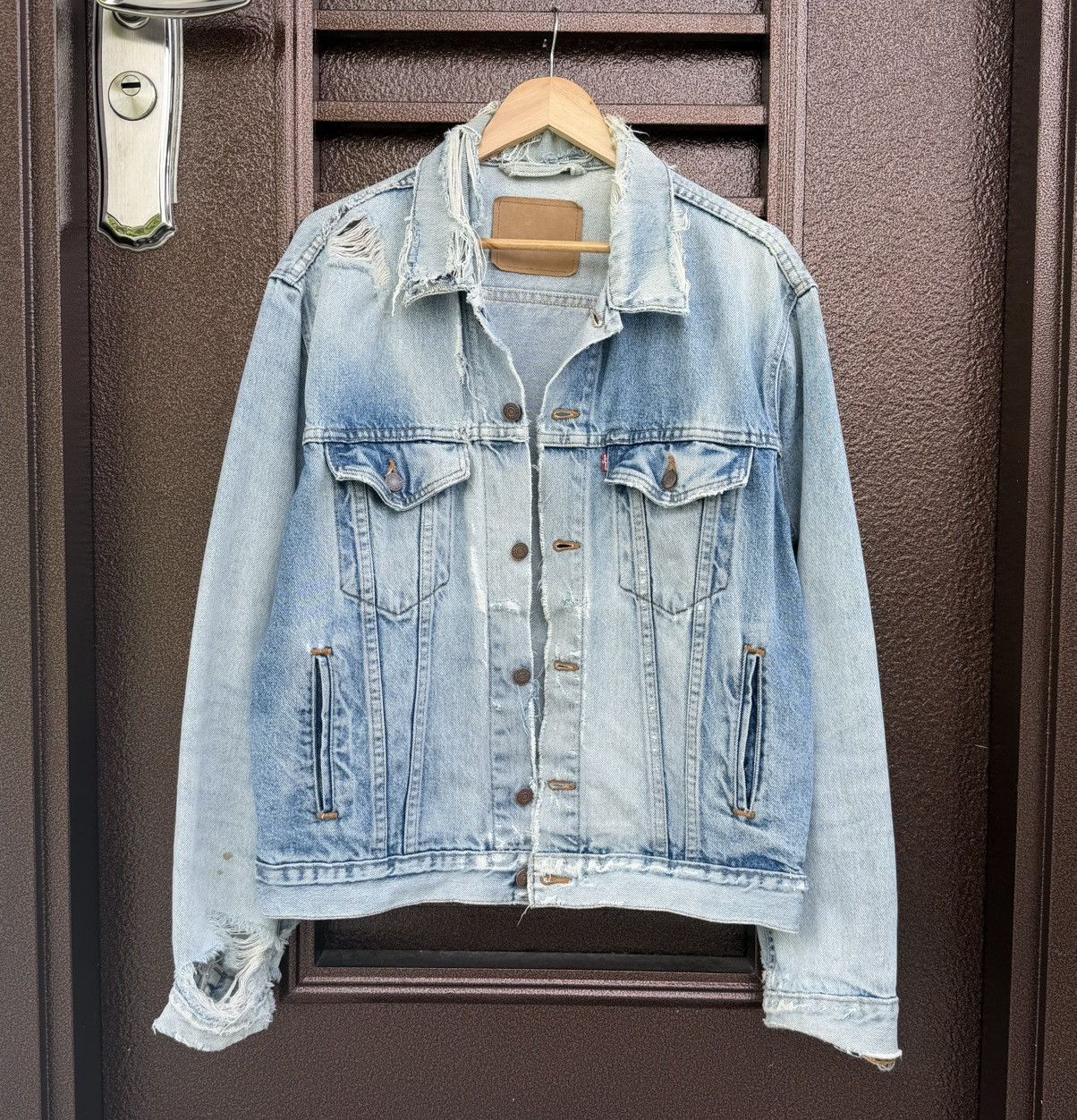 Levi's Vintage Levi’s Distressed Denim Light Wash Grunge Trucker Size US L / EU 52-54 / 3 - 1 Thumbnail