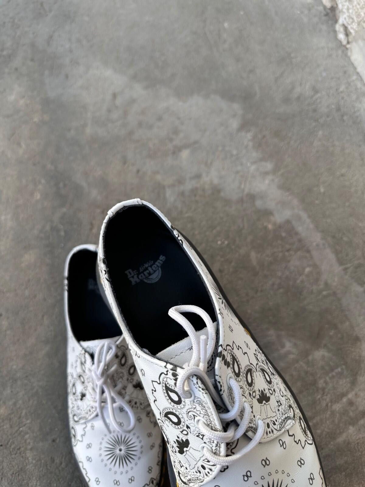 Dr. Martens Dr Martens 1461 White Bandana Print Industrial Shoes Lace Up Size US 7 / EU 40 - 4 Thumbnail