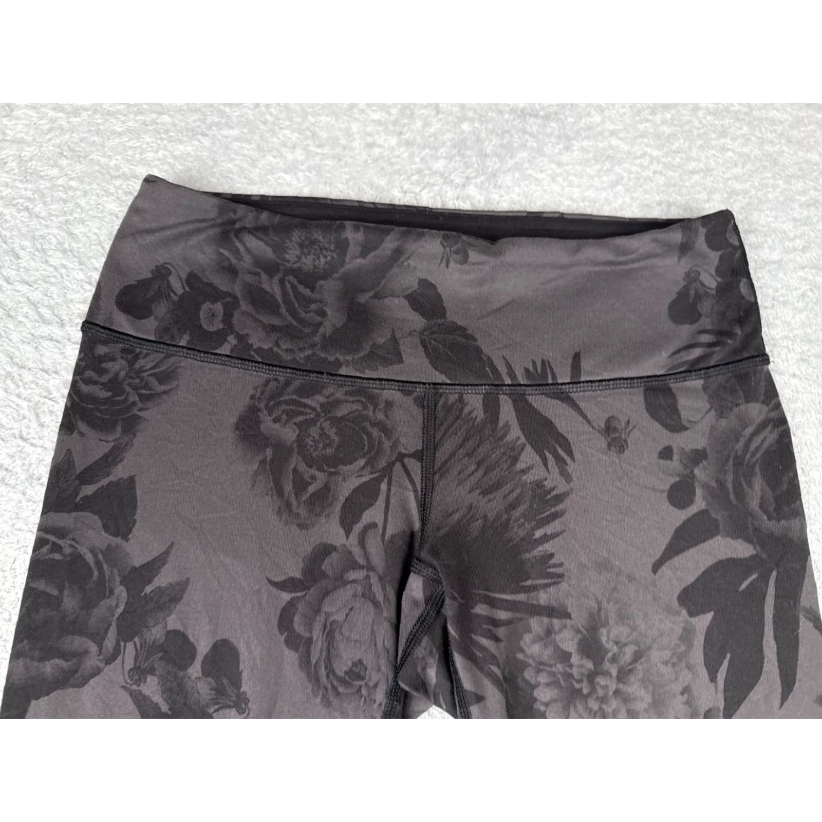 Lululemon **Lululemon Women's Crop Flare Black Gray Yoga Pants** User: **Lululemon Women's Crop Flare Black Gray Yoga Pants** Size 28" / US 6 / IT 42 - 4 Thumbnail
