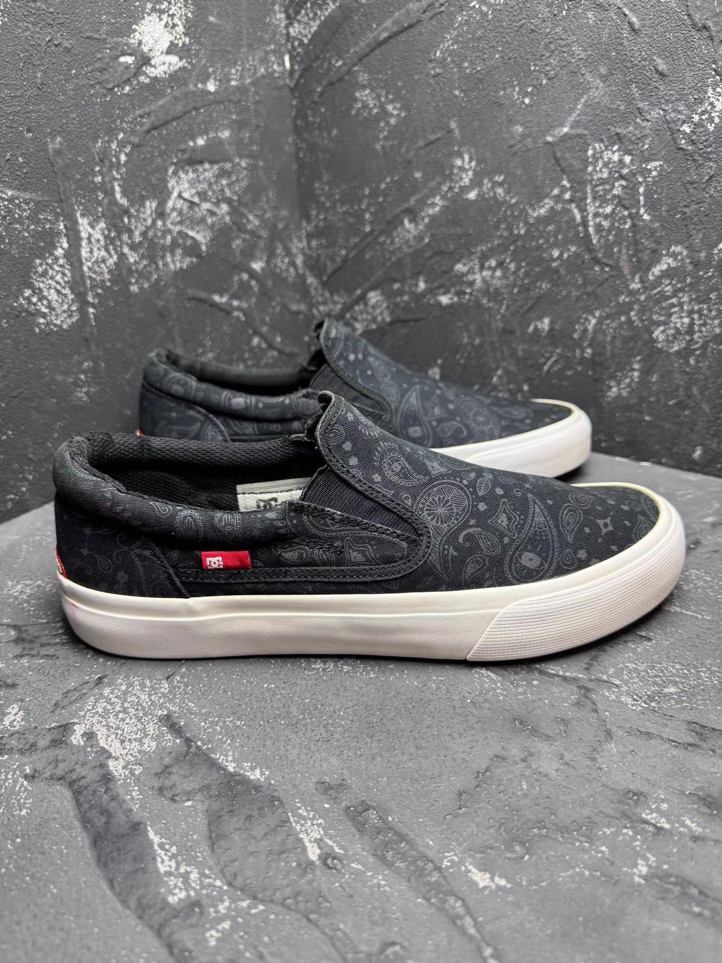 DC DC Black Slip-On Sneakers Q10 Size US 8.5 / EU 41-42 - 6 Thumbnail