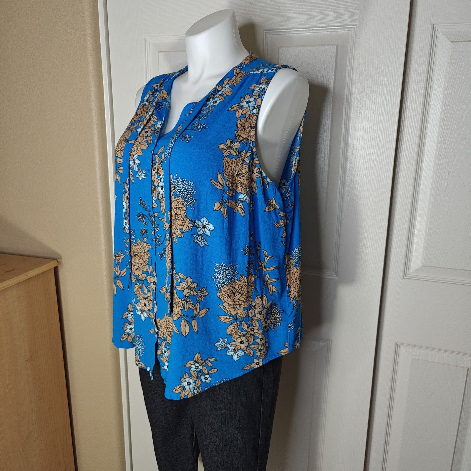 Torrid Torrid Crepe Tie-Front Floral Button-Up Sleeveless Top sz 3 Size 3XL / US 20-22 - 4 Thumbnail
