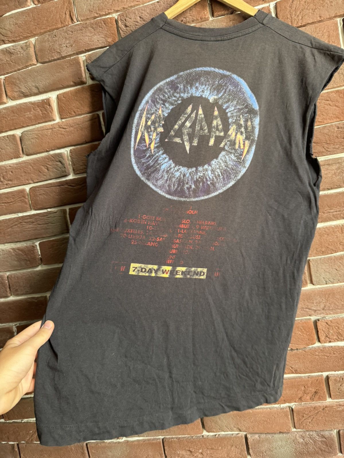 Band Tees Vintage Def Leppard 1993 Tour Rock Metal Band Tshirt op: Size US L / EU 52-54 / 3 - 9 Thumbnail