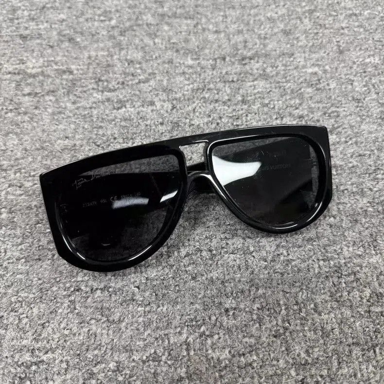 Louis Vuitton Louis Vuitton LV Selby Sunglasses. Size ONE SIZE - 2 Thumbnail