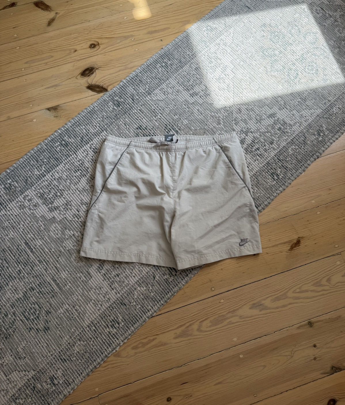 Nike Vintage Nike Shorts Streetwear Swoosh Casual Y2K Size US 36 / EU 52 - 1 Thumbnail