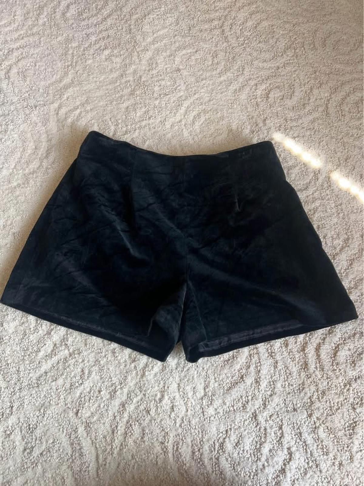 Designer Vintage Bisou-Bisou Black Velvet Shorts–Made in USA(Size 12) Size 34" / US 12 / IT 48 - 4 Thumbnail