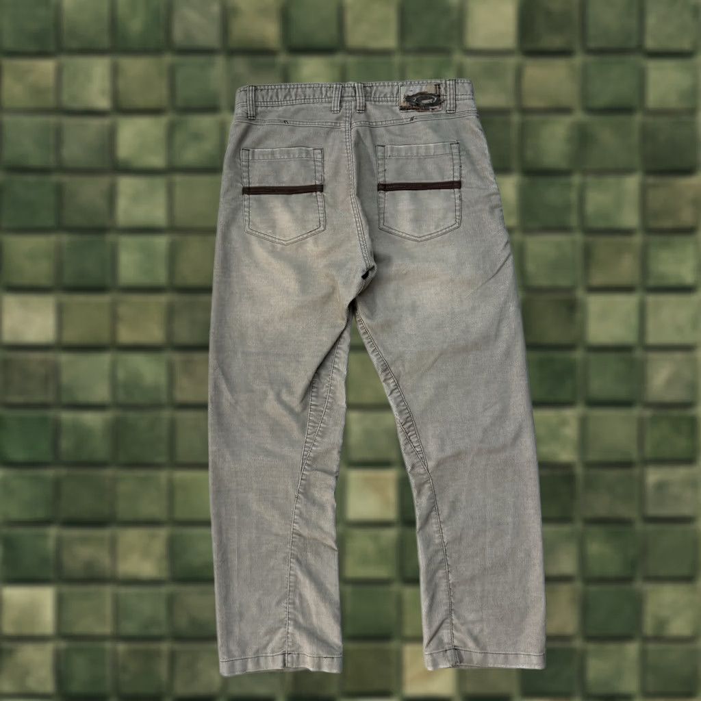 Oakley VINTAGE Oakley Chinos Pants Outdoor Distressed Style Y2K Khaki Men W34 L32 Pants Size US 34 / EU 50 - 1 Thumbnail
