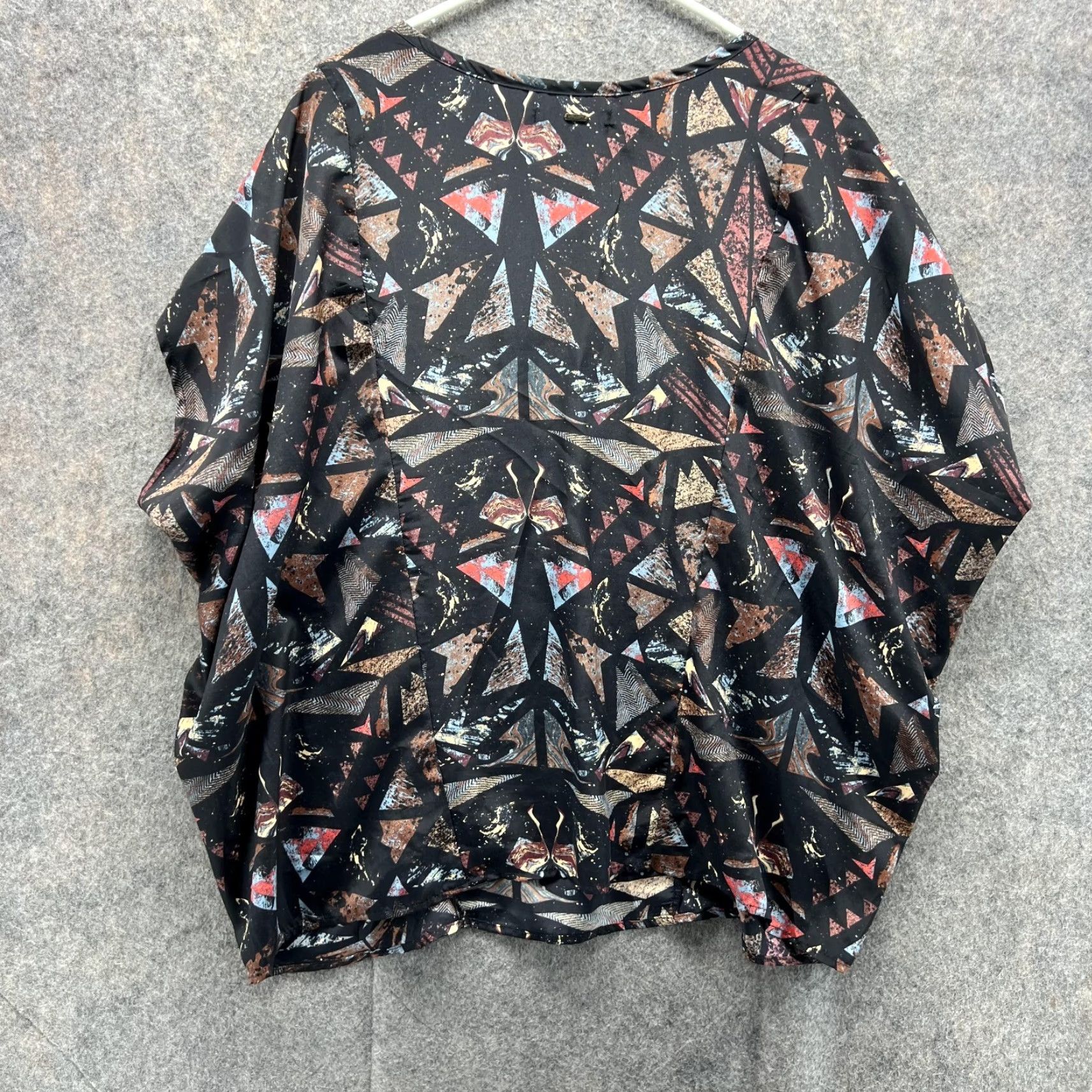 Volcom VINTAGE Volcom Shirt Blouse Women Medium Black Pink V-Neck Geometric Tunic Top Short Sleeve Casual Geometric Pattern Womens Size M / US 6-8 / IT 42-44 - 7 Thumbnail