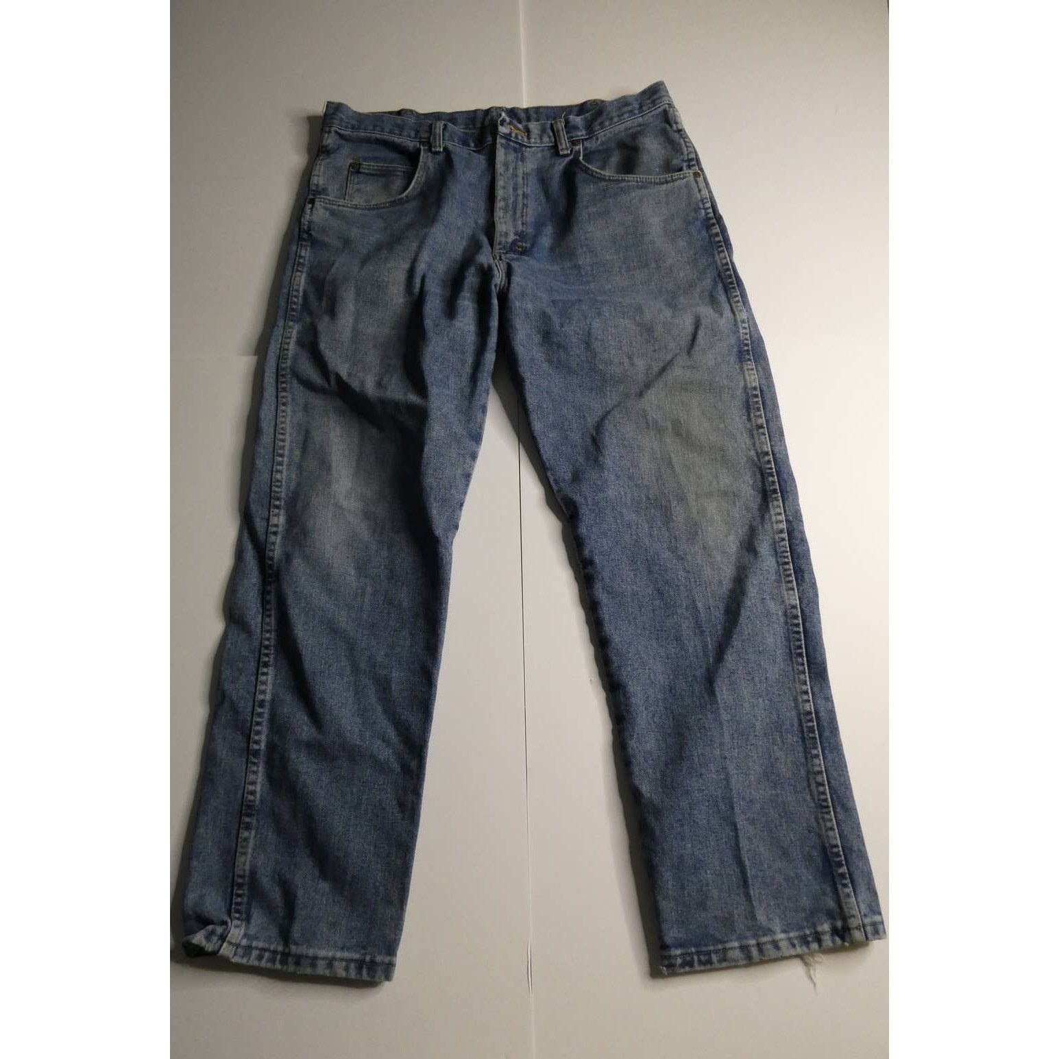 Wrangler WRANGLER Rugged Wear jeans, 36x30 medium wash straight fit Size US 36 / EU 52 - 3 Thumbnail