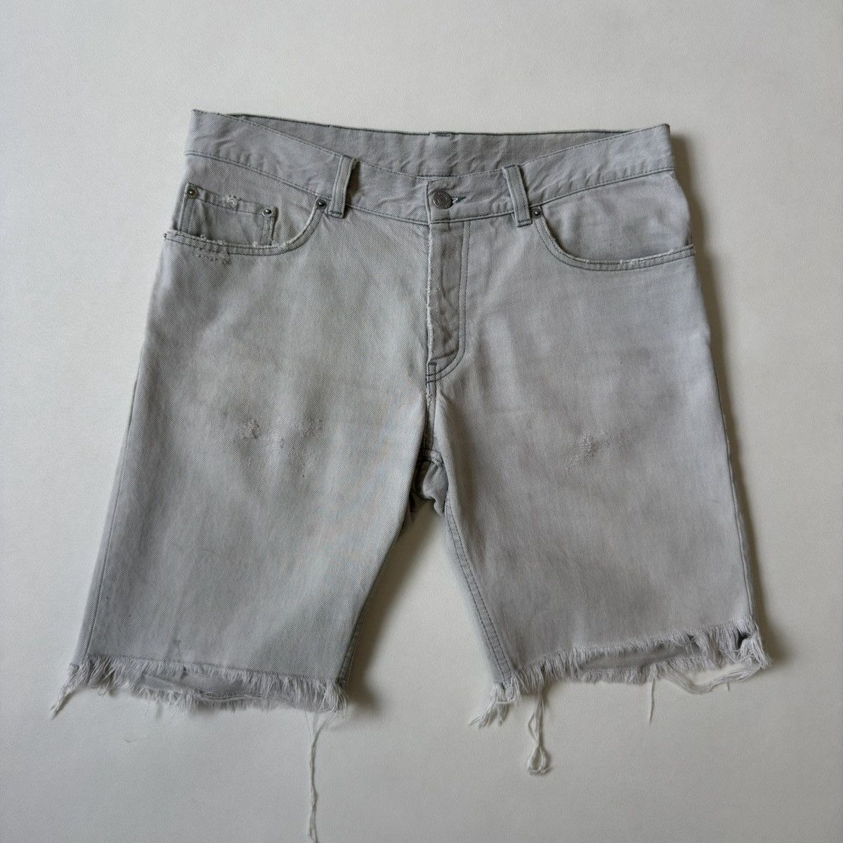 Helmut Lang OG ‘Thrashed’ Gray Cut Off Jean Shorts Size US 32 / EU 48 - 20 Thumbnail