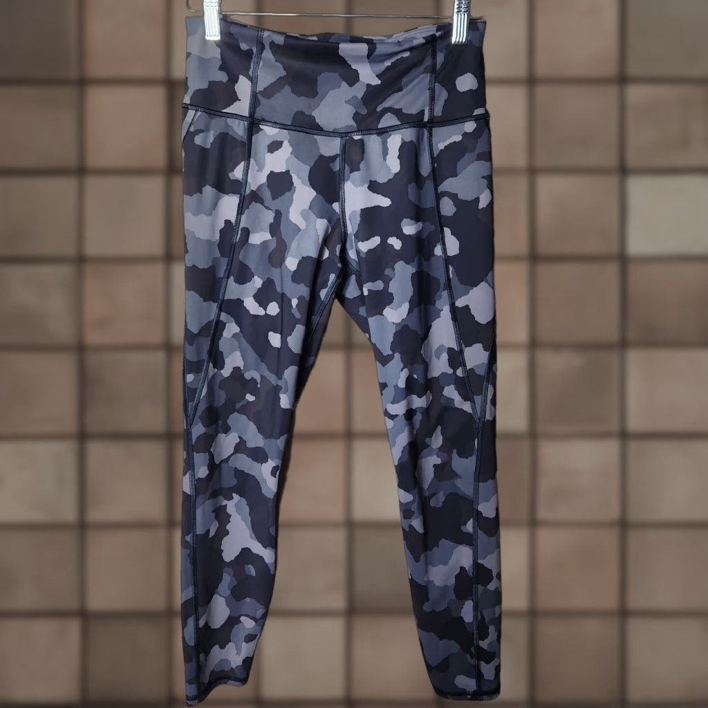 Athleta Athleta Lightening Camo 7/8 Tight Leggings w/Stash Pockets Supersonic-Size S Womens Leggings Size 28" / US 6 / IT 42 - 1 Thumbnail