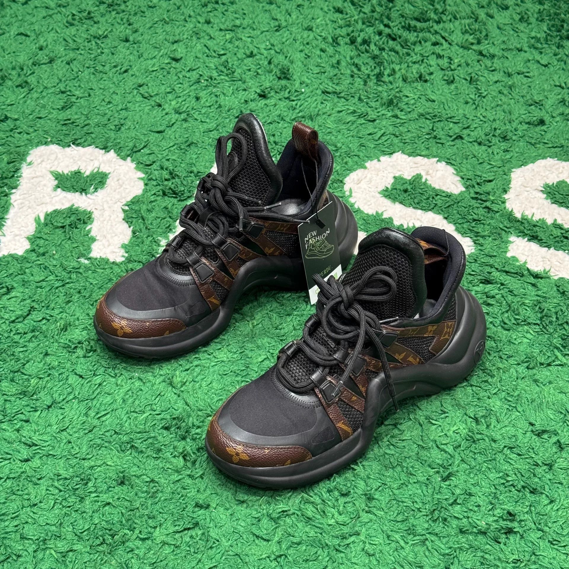 Louis Vuitton Louis Vuitton Black Lowtop Sneakers us_8 Women Size US 8 / IT 38 - 1 Thumbnail