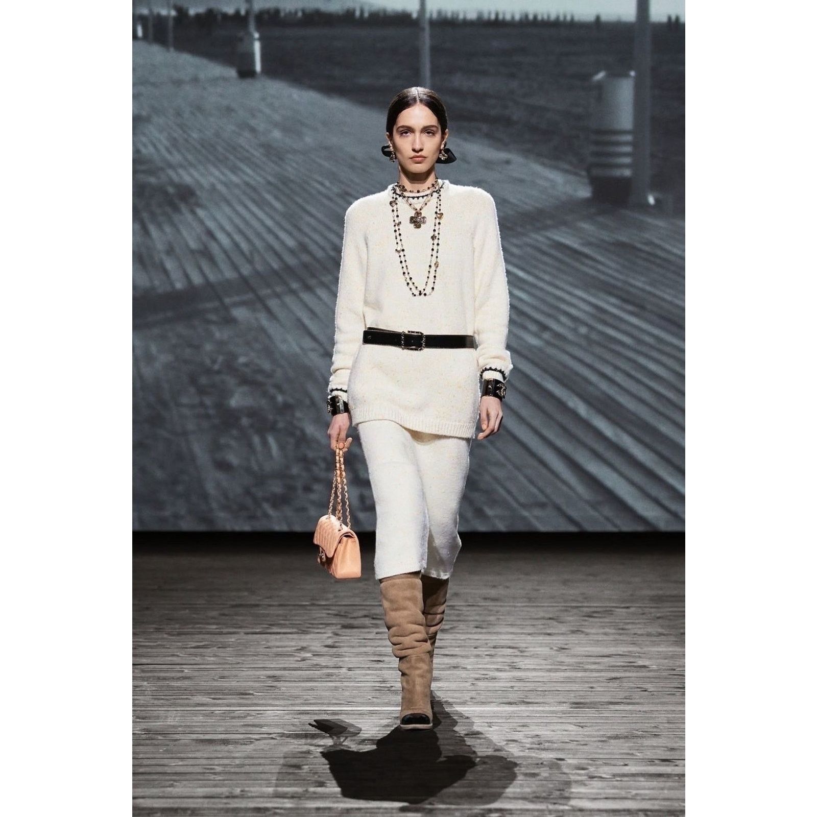 Chanel Chanel 24K Runway Beige Suede Shearling Thigh High Boots 37 Size US 6 / IT 36 - 11 Thumbnail