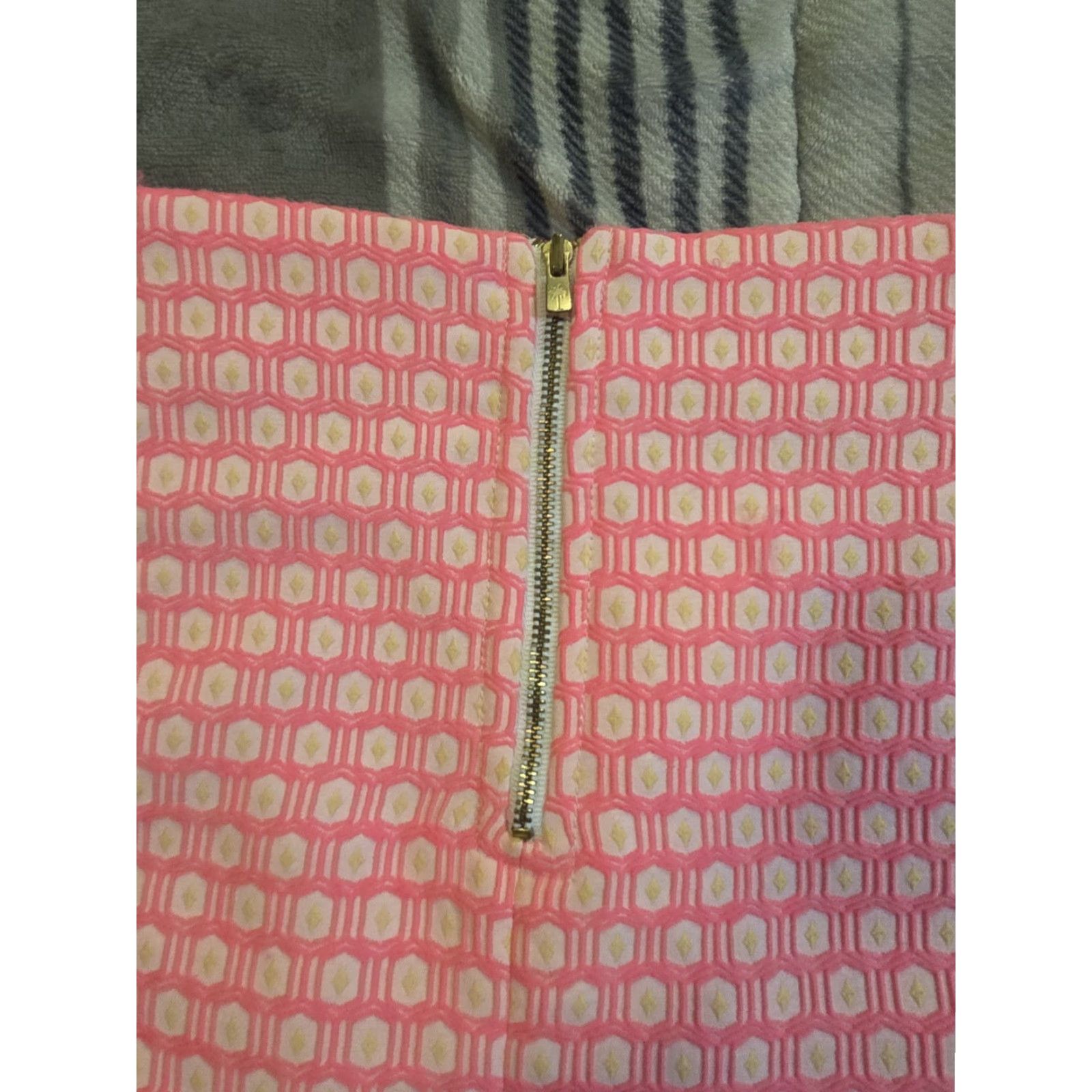 Lilly Pulitzer Lilly Pulitzer Tate Mini Skirt Hotty Pink Geo Jacquard Lined Women's Size 2 Pink Mini Skirt Casual Party/Cocktail Summer Spring Fall 2 Womens Size 26" / US 2 / IT 38 - 4 Thumbnail