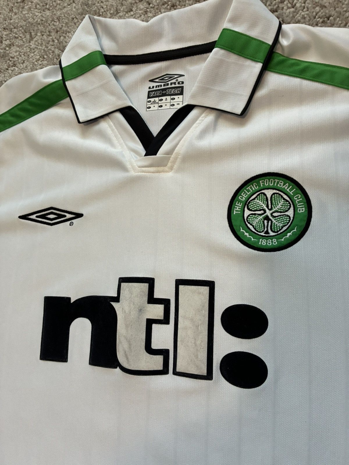 Umbro 2001/2002 Celtic FC Away Kit Size US M / EU 48-50 / 2 - 3 Thumbnail