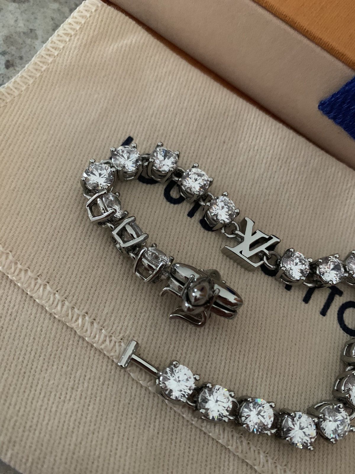 Louis Vuitton RARE Louis Vuitton Crystal chain bracelet Size ONE SIZE - 7 Thumbnail