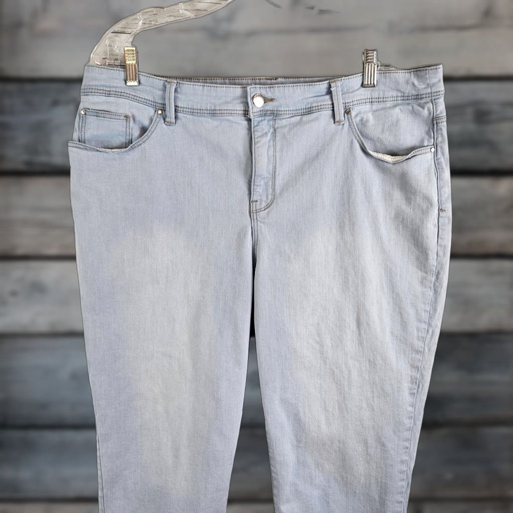 Vintage Chicos Womens Perfect Stretch Crop Jeans Sz 16 Blue Light Wash High Rise Size 38" / US 16 / IT 52 - 1 Thumbnail