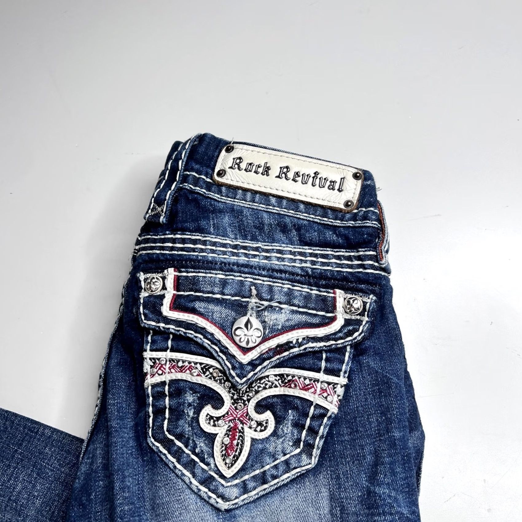 Vintage Rock Revival Jeans Womens Noelle Capri Blue Denim Rhinestone Embroidered Distressed 26 Capris Size 26" / US 2 / IT 38 - 2 Thumbnail
