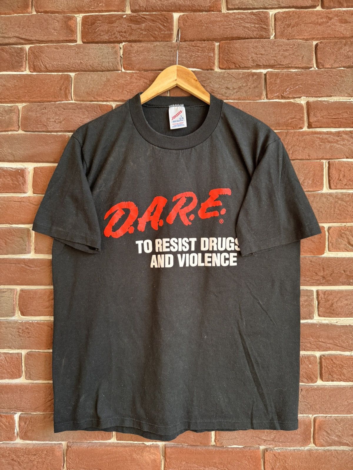 Band Tees Rare!! Vintage 80s D.A.R.E "To Resist Drugs & Violence" Tee Size US L / EU 52-54 / 3 - 1 Thumbnail