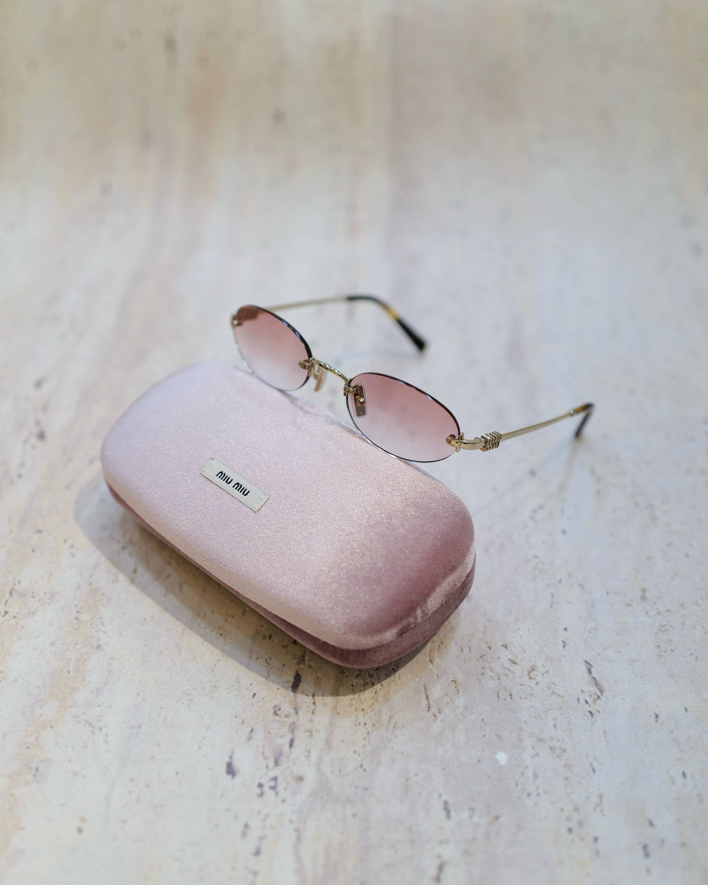 サングラス MiuMiu FW24 Miu Miu - 0MU A54S - ZVN70O (0MU A54S ZVN70O) MU A54S Miu Miu Sunglasses ZVN70O Pale Gold - eye-oo.com